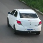 Imagem veiculo branco em movimento