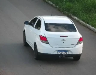 Imagem veiculo branco em movimento