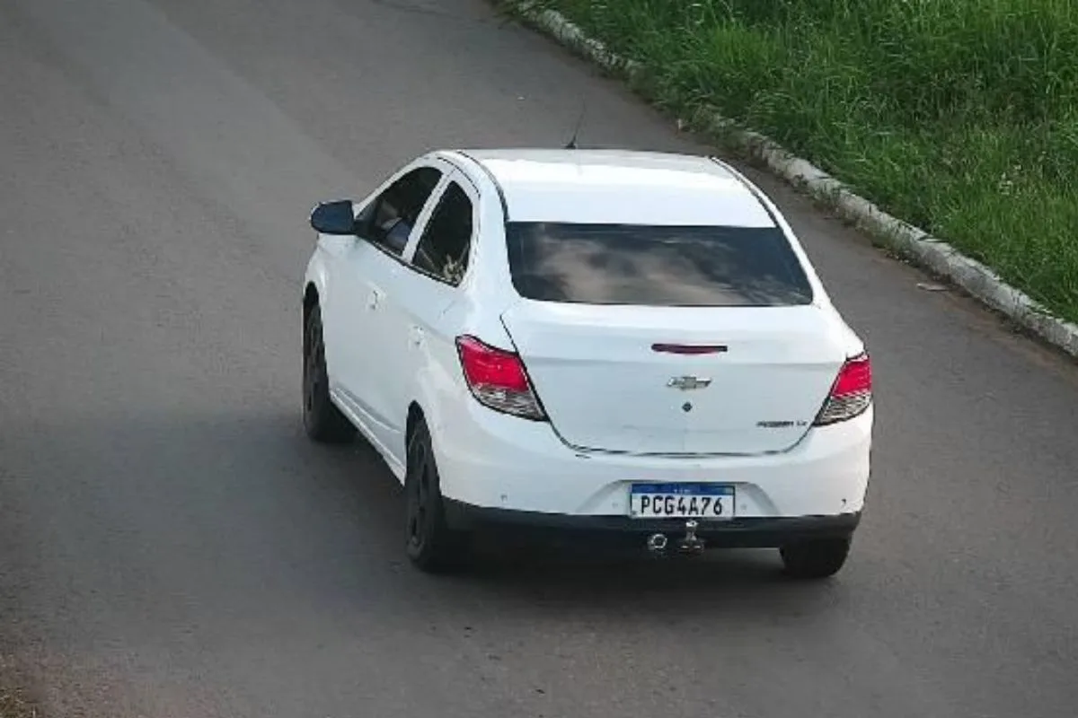 Imagem veiculo branco em movimento