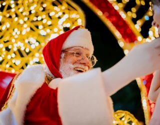 Imagem homem de barba e roupa vermelha