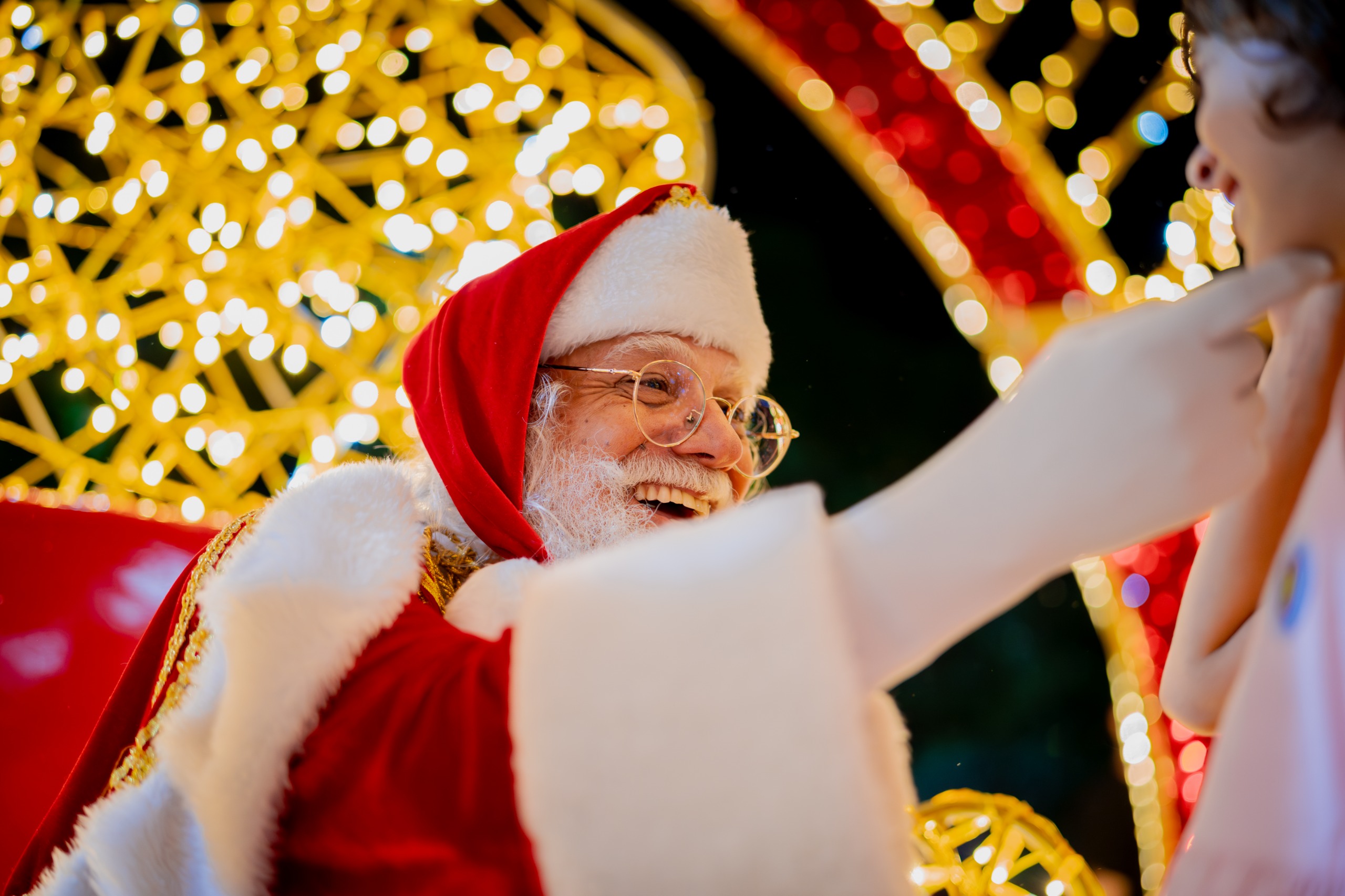 Imagem homem de barba e roupa vermelha