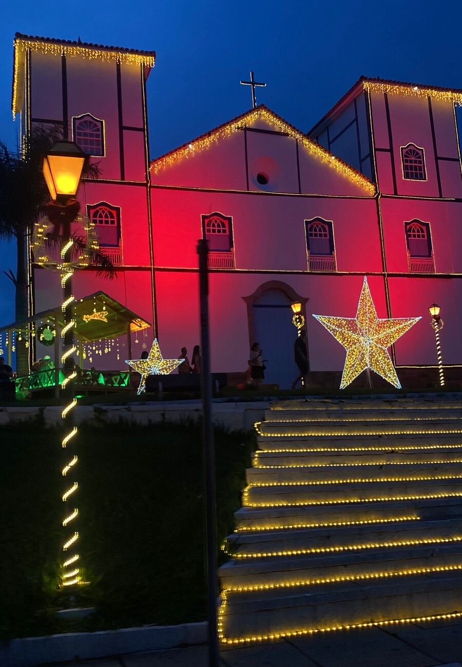 Imagem luz avermelhada em igreja com decoração natalina