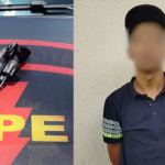 Imagem arma em cima de símbolo da CPE e homem de boné foto desfocada no rosto