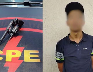 Imagem arma em cima de símbolo da CPE e homem de boné foto desfocada no rosto