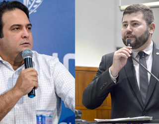 Imagem dois homens segurando microfone