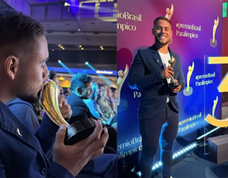 Imagem homem de terno beijando troféu