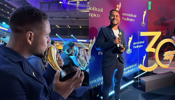 Imagem homem de terno beijando troféu