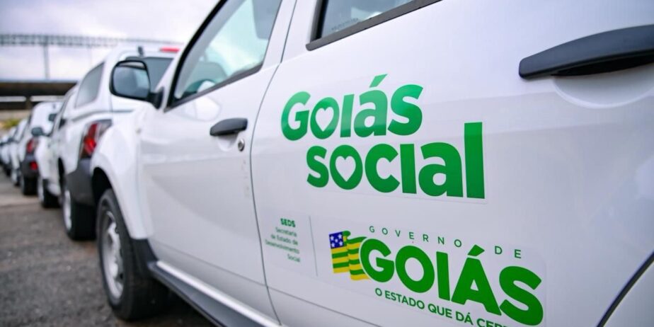 Imagem carros brancos com logomarca Goiás Social