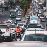 Imagem vários carros no trânsito