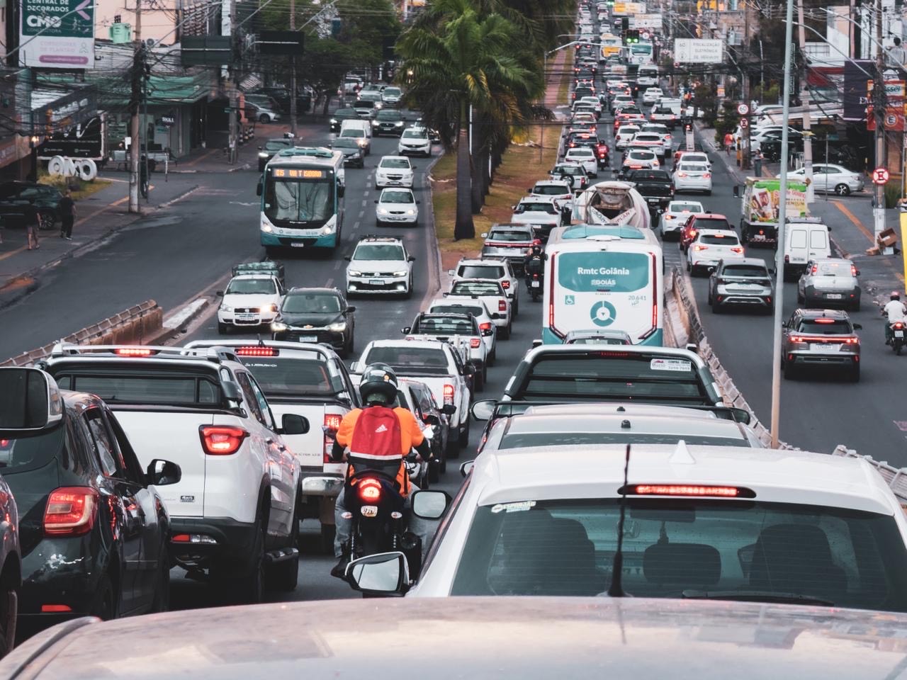 Imagem vários carros no trânsito