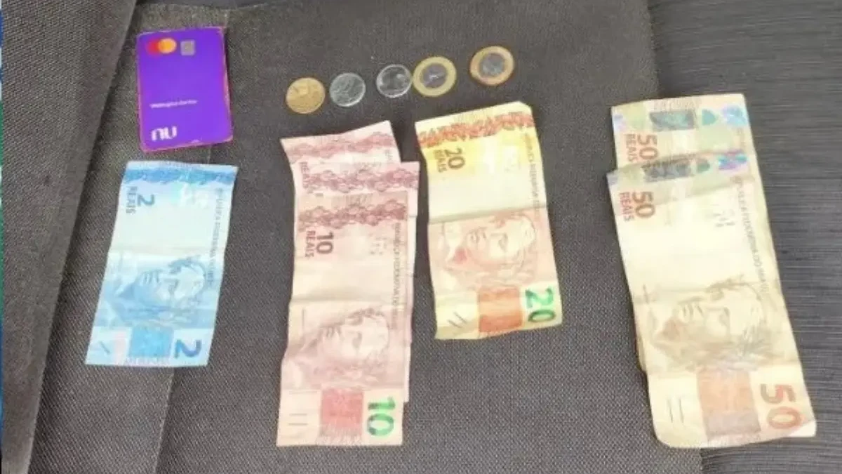 Imagem cédulas de dinheiro no banco