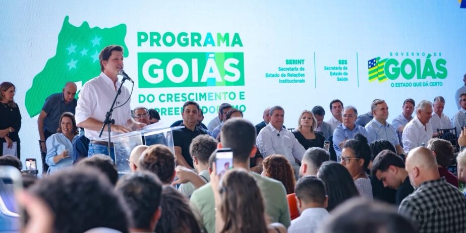 Imagem homem de branco discusando