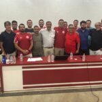 Imagem vários homens abraçados