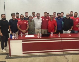 Imagem vários homens abraçados