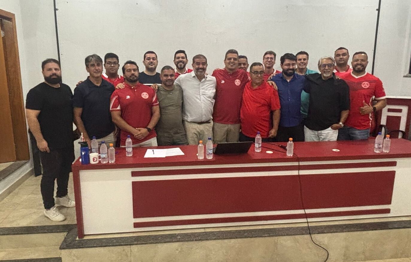 Imagem vários homens abraçados