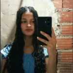 Imagem jovem segurando celular com vestido azul