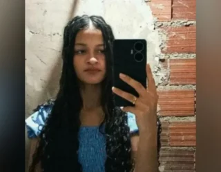Imagem jovem segurando celular com vestido azul