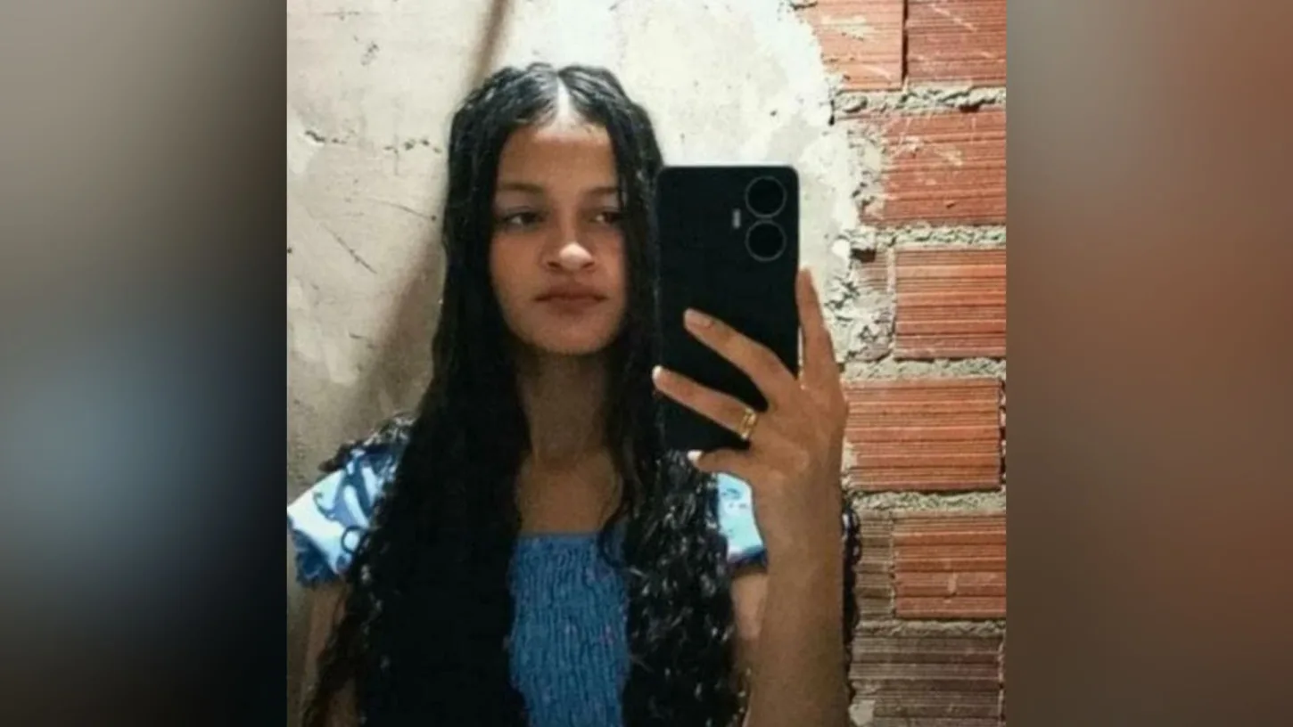 Imagem jovem segurando celular com vestido azul