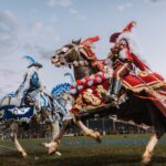Imagem homens em cima de cavalos um vestido de vermelho e outro de azul