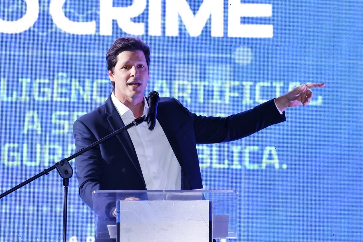 Imagem homem de terno com braço erguido