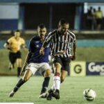 Imagem dois jogadores em campo de futebol