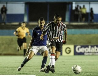 Imagem dois jogadores em campo de futebol