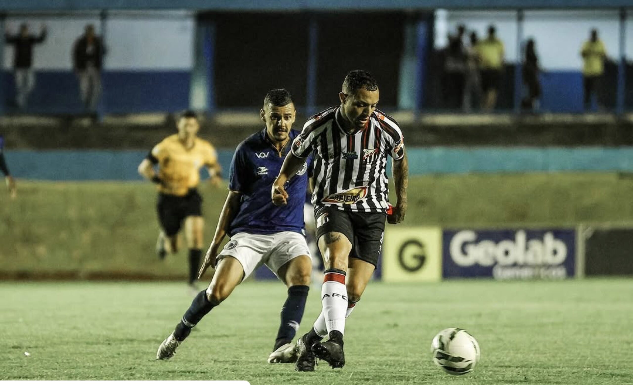Imagem dois jogadores em campo de futebol