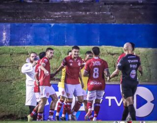 Imagem atletas comemorando