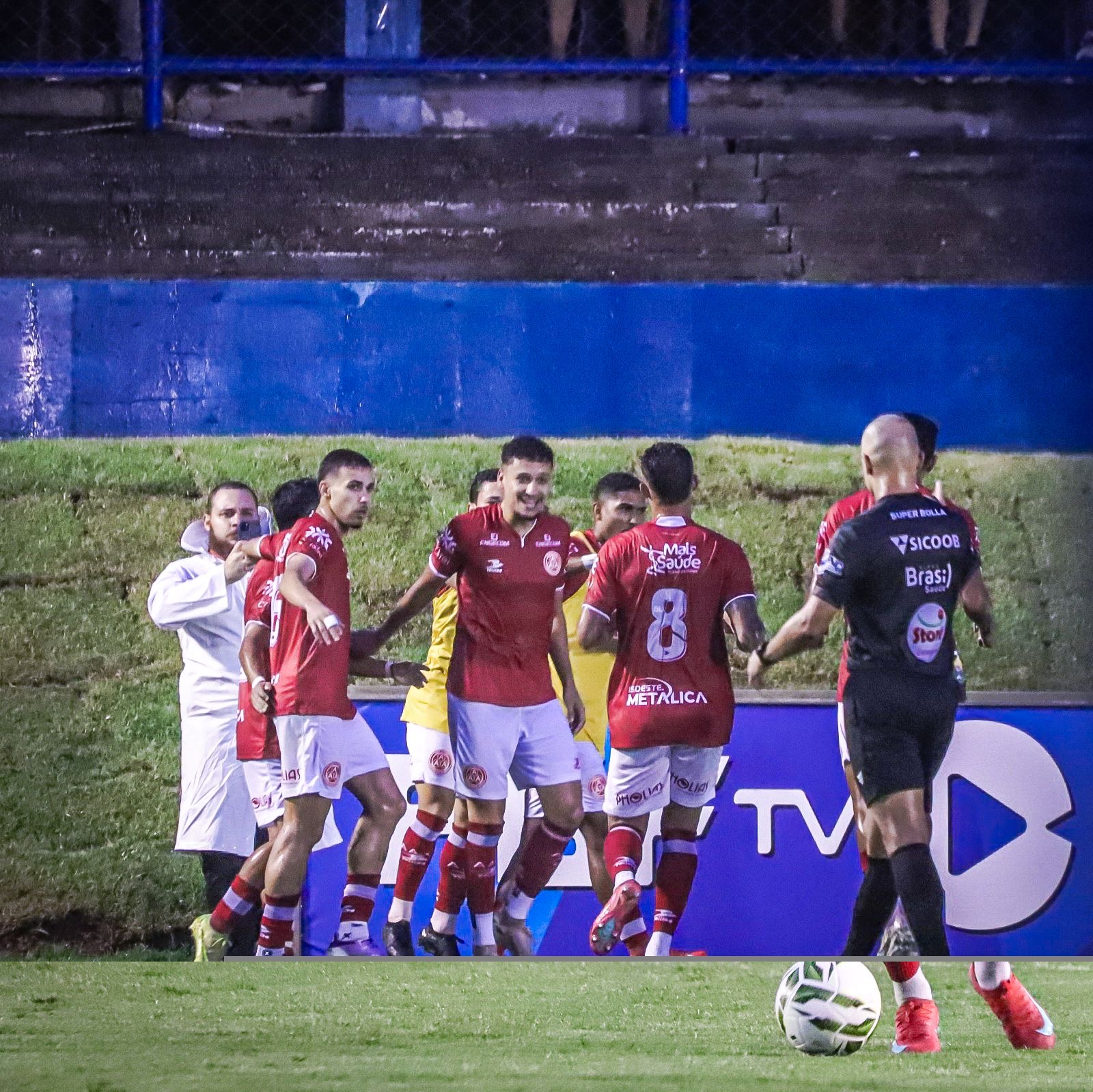 Imagem atletas comemorando