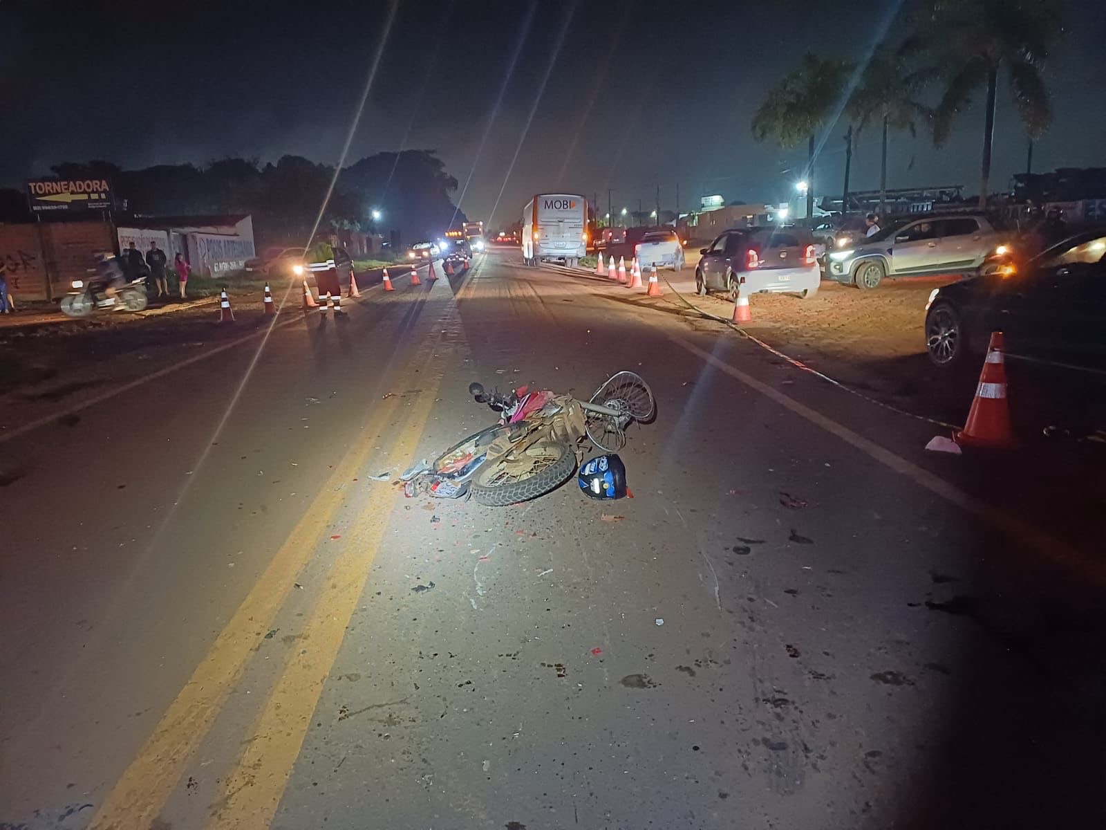 Imagem mopto destruida na rodovia