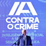 Imagem homem falando microfone