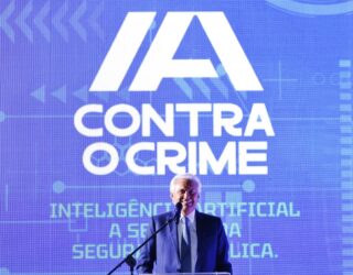 Imagem homem falando microfone