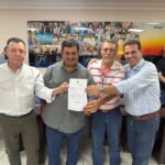 Imagem pessoas segurando documento