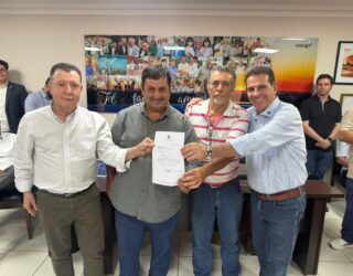 Imagem pessoas segurando documento