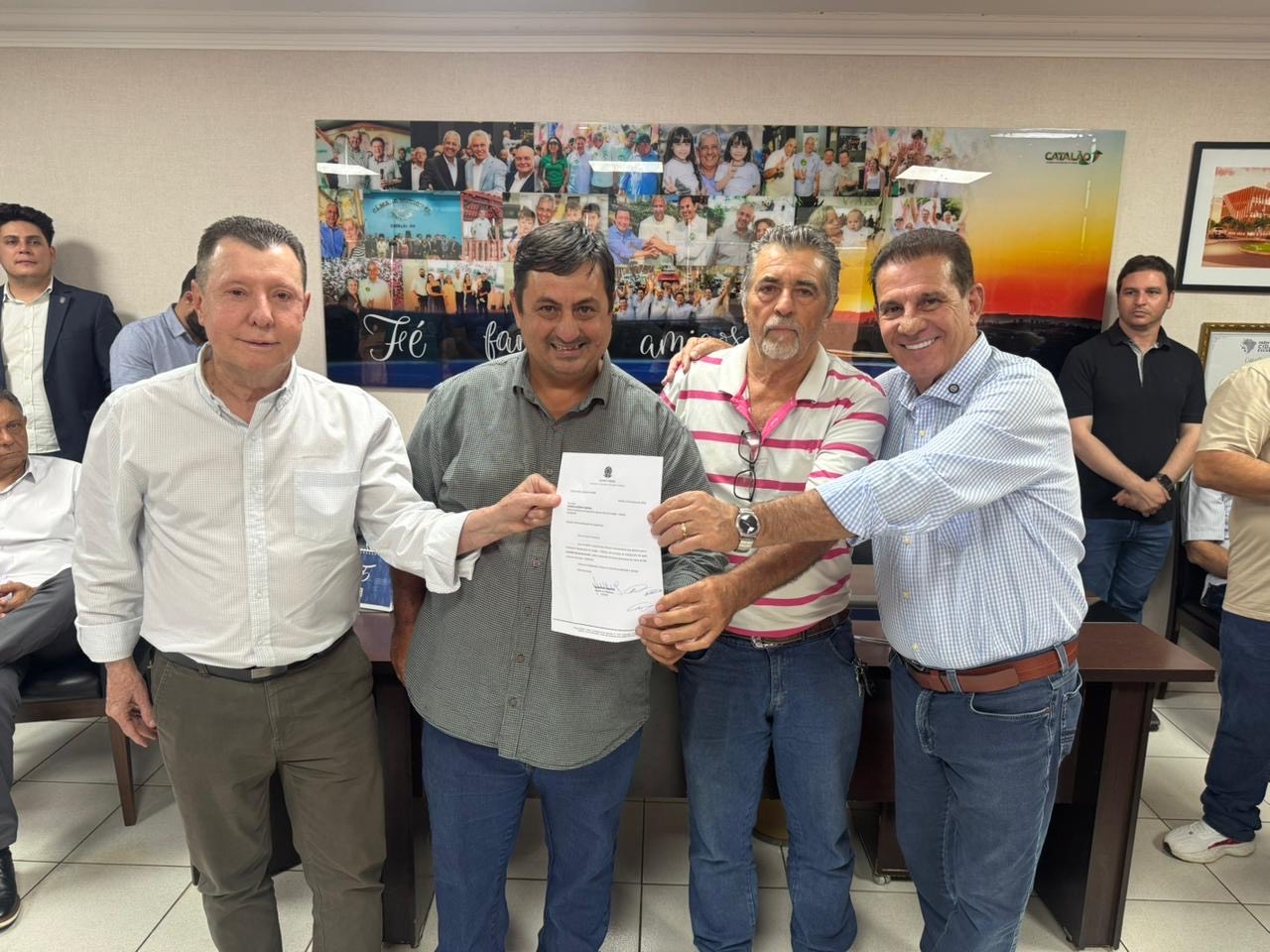 Imagem pessoas segurando documento