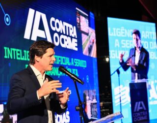 iMAGEM HOMEM FALANDO AO MICROFONE E MEXENDO COM AS MÃOS