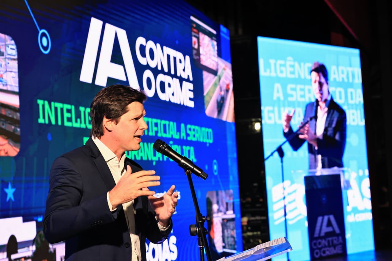 iMAGEM HOMEM FALANDO AO MICROFONE E MEXENDO COM AS MÃOS