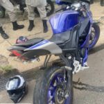 Imagem moto e policiais militares