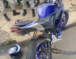 Imagem moto e policiais militares