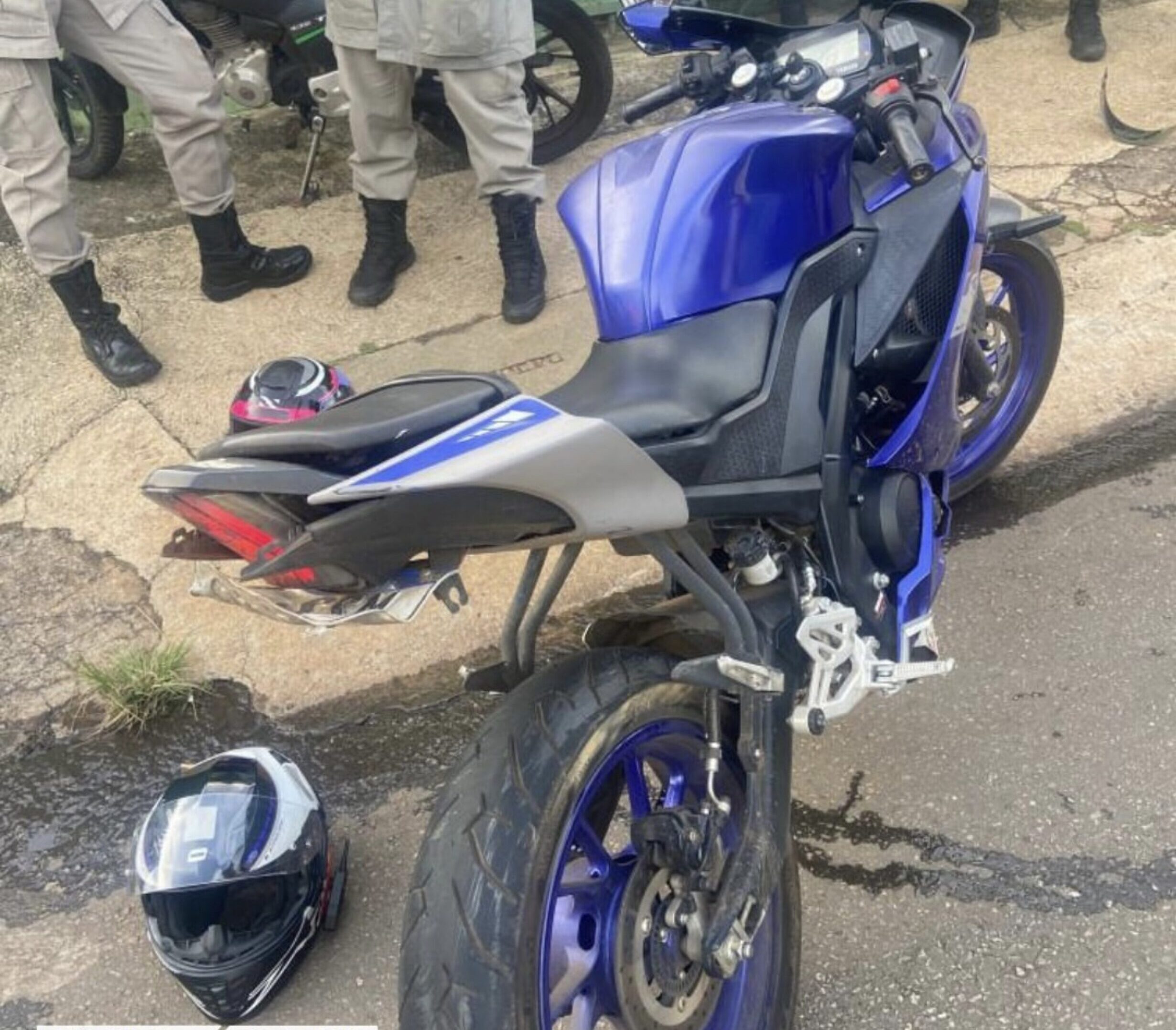 Imagem moto e policiais militares