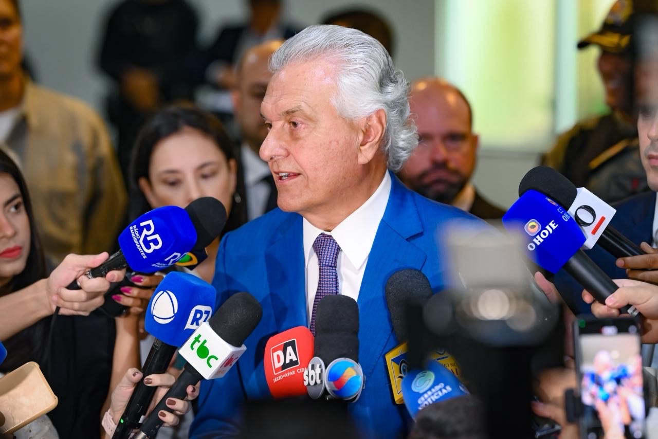 Imagem homem sendo entrevistado vários microfones