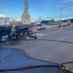 Imagem caminhão incendiado bombeiros apagam fogo