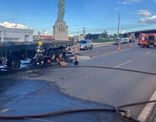 Imagem caminhão incendiado bombeiros apagam fogo