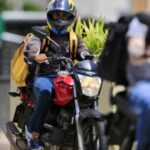 Imagem Motociclista pilotando moto