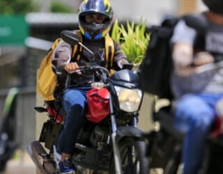 Imagem Motociclista pilotando moto