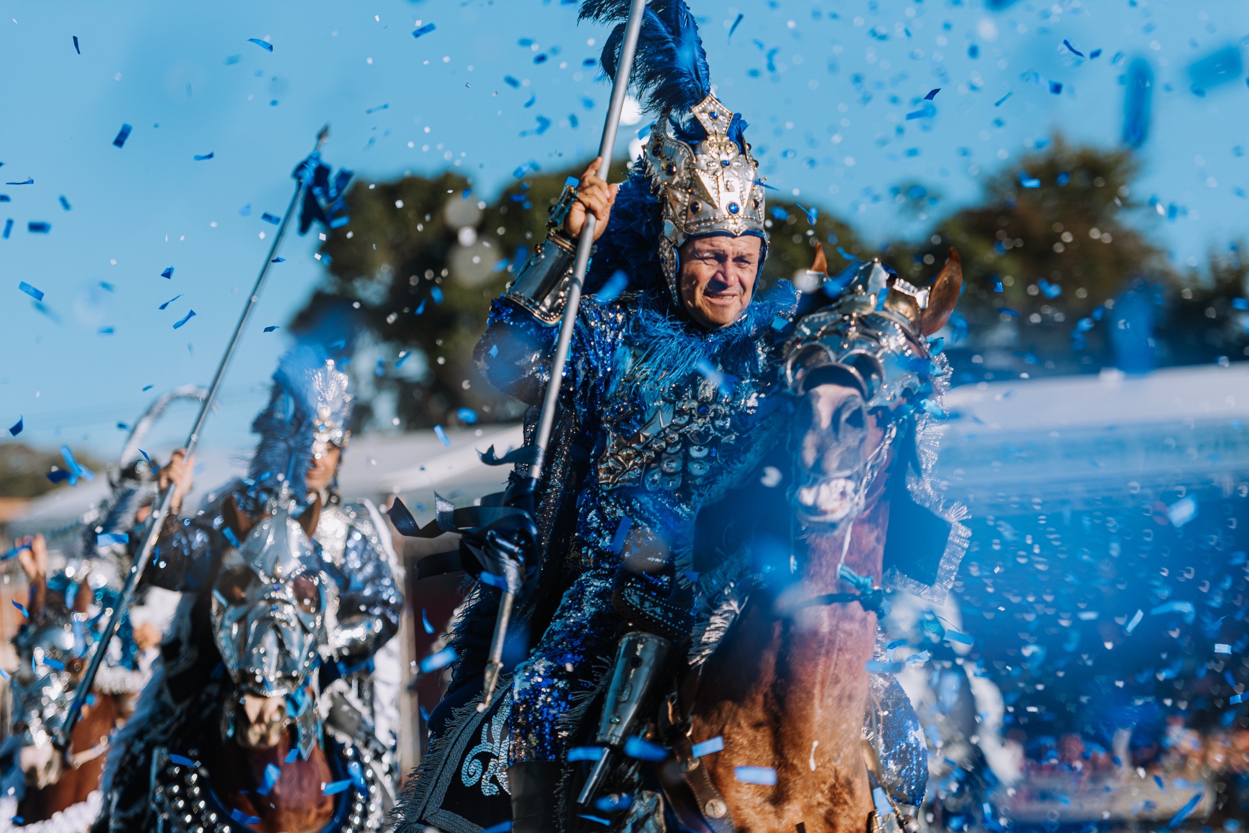 Imagem homem vestido Rei com vestimenta azul segurando uma lança