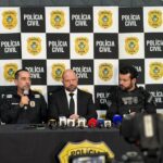 Imagem policiais sentado na mesa em coletiva