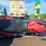 Imagem Acidente Moto no chão e carro do IML