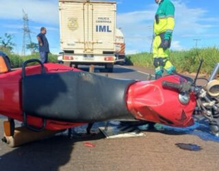 Imagem Acidente Moto no chão e carro do IML