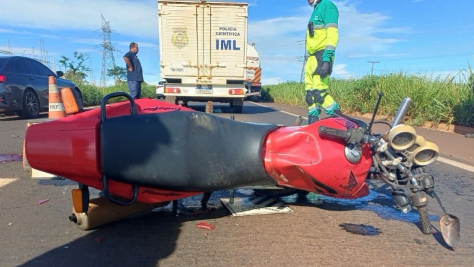 Imagem Acidente Moto no chão e carro do IML
